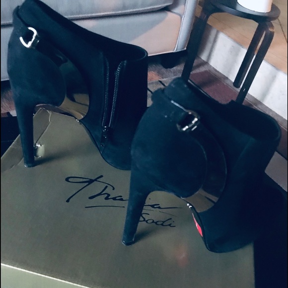 Black and gold high heel shoes - Picture 3 of 5